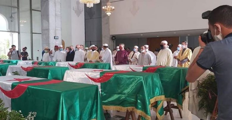الجزائريون يلقون النظرة الأخيرة على رفات الشهداء